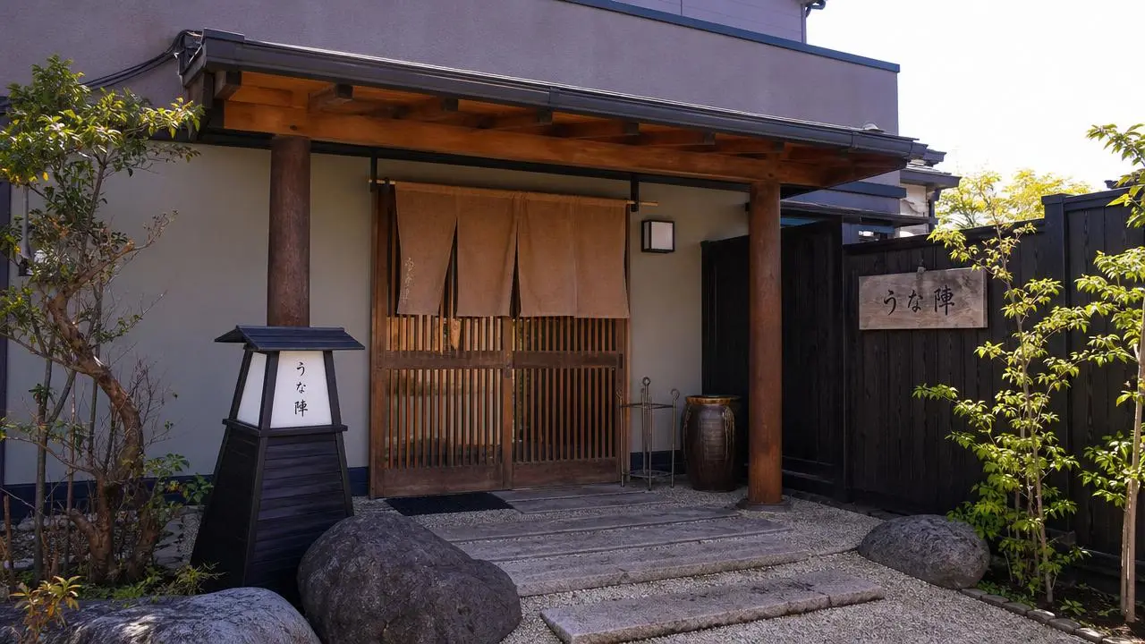 一軒家の正面玄関が目印